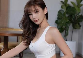 Xiuren秀人网 - 白微Sera的私拍夏日资源：这不是景观，这是一场悠闲地杯果汁，真心推荐！