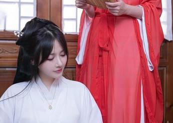 Xiuren秀人网 - 白琮瑗的红裙写真集:你也能为她的身材说上几句?