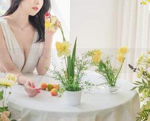 谁说秘书不能惊艳：Yuna(윤아)的图片和资源双丰收
