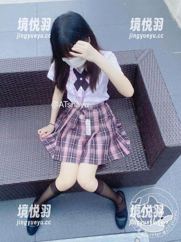 在舞蹈室，少女的姿态和“at鲨鱼”的镜头竟然那么合拍，真有意思
