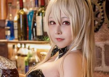 从不拘一格的咔喵:看她如何在私房中重塑和服的意义。