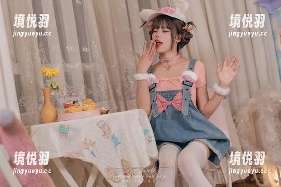 咬一口兔娘丝袜套图，私拍的时候让我不小心多看了两眼……