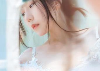 坏露露香宝的课室制服写真,明明是上课,怎么感觉就在看杂志?