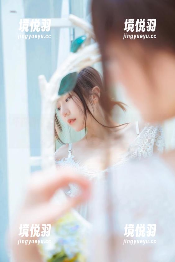 坏露露香宝的课室制服写真，明明是上课，怎么感觉就在看杂志？