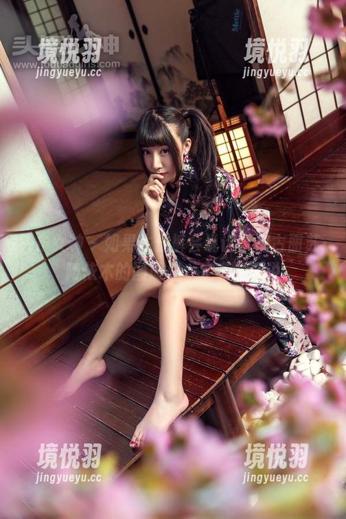 头条女神-古丽苏·阿依木 头条女神 - 如果牛仔裤会说话,那古丽苏·阿依木的图册里一定有话要说
