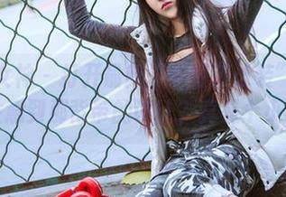 头条女神 - 打开最新“李丽莎泳装”套图，谁注意到那背带的设计？真是个小巧思。