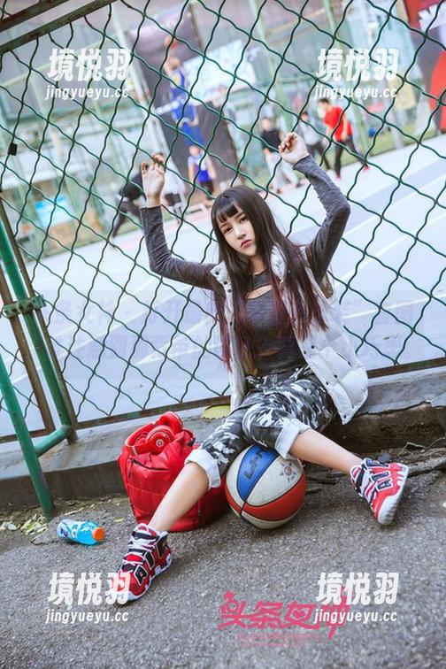 头条女神 - 打开最新“李丽莎泳装”套图，谁注意到那背带的设计？真是个小巧思。