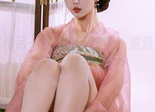 奶桃桃和另一位的双人套餐，难道是在比谁更会摆pose？