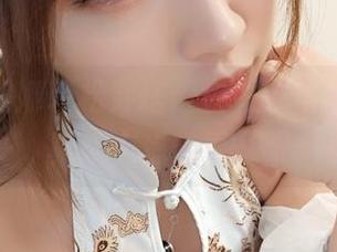 小女巫露娜轻松穿搭:白衬衣写真分享,真让人想多看几眼