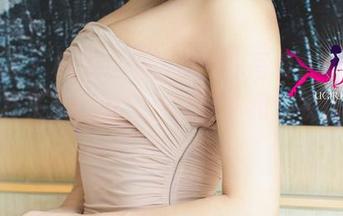 尤果网 - 杨乔之的这组礼服写真,临近完工的样子就让我想起了熨斗和洗衣店的故事。
