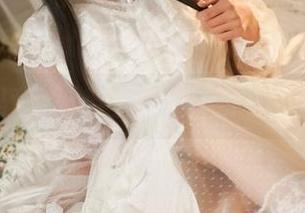 晓美妈竞泳:潜入水中的写真小冒险