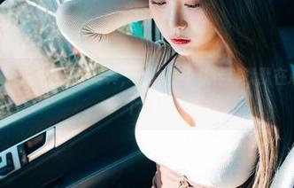 普美Bomi(보미)的长腿写真，旁边的小伙伴都默默在心中下了十个赞！