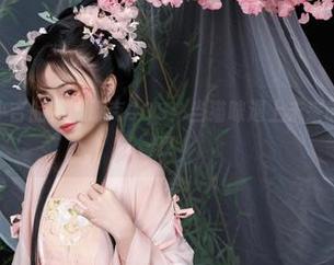 爆机少女喵小吉的赛博朋克COS：当猫咪遇上未来的光辉和霓虹灯！