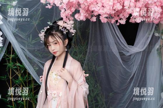 爆机少女喵小吉的赛博朋克COS：当猫咪遇上未来的光辉和霓虹灯！