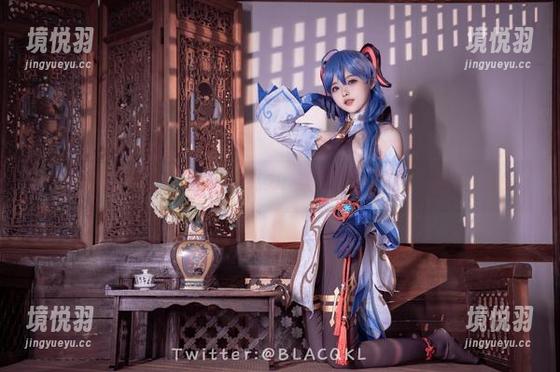 当照明灯下遇上白莉爱吃巧克力：油亮写真图包的‘反光’人生