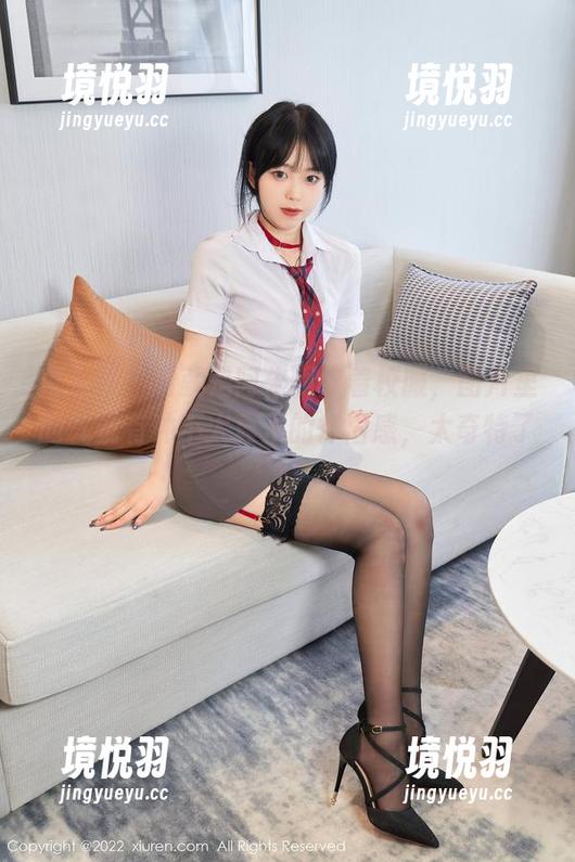 秀人网 - 看就是阿朱啊穿着校服，图片里的气氛有种不太真正的怀旧感，太奇特了！