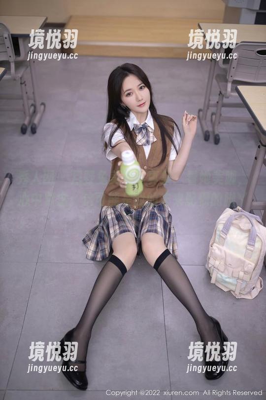 秀人网 - 月野兔美妞写真集：看她美脚，心中默念：这可能是我的未来配偶的脚丫子！