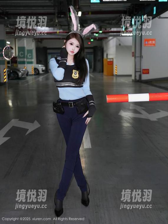 秀人网 - 海边剧照：美七mia的图集，免费分享，浪与沙肆意交织，别想着只看一眼哦。