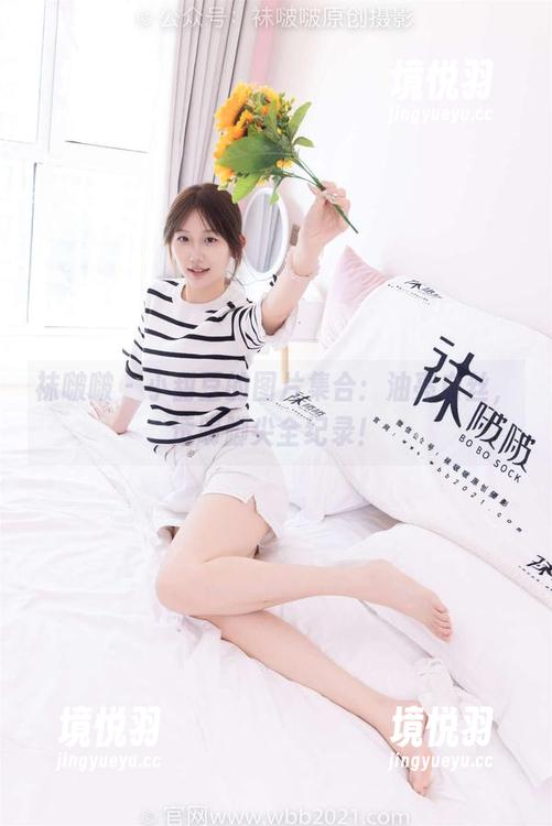 袜啵啵 - 小甜豆的图片集合：油亮白丝，透明脚尖全纪录！