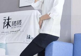 袜啵啵 - 图集:小甜豆的油亮黑丝,万千变化只为那一双脚尖!