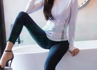 语画界 - 李丽莎的最新瑜伽图片：每一次伸展都像是在做奇怪的拉面！