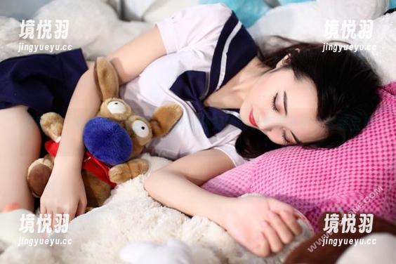 轰趴猫-曲曲 轰趴猫 - 曲曲这组私拍:我开始怀疑她的衣柜是不是个套装宝库。