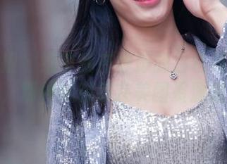 魔镜街拍 - 细节就在婷婷的白色吊带与黑丝之间，那种优雅感在美图资源里溢出！