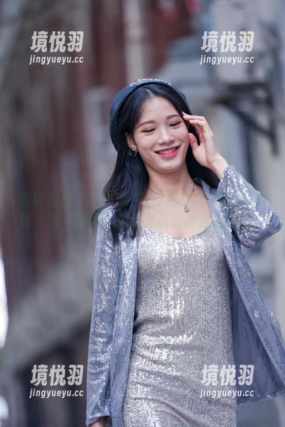 魔镜街拍-婷婷 魔镜街拍 - 细节就在婷婷的白色吊带与黑丝之间,那种优雅感在美图资源里溢出!