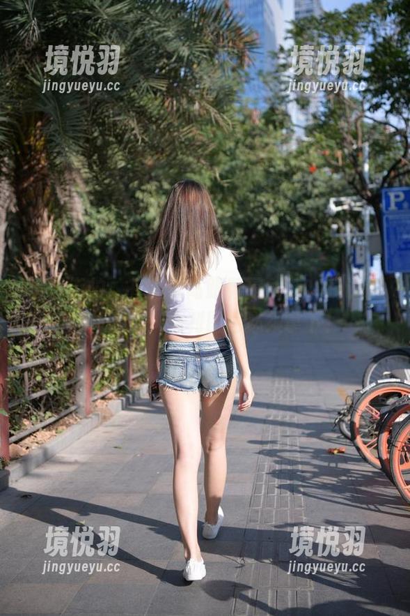 魔镜街拍：有人说高跟鞋是武器，我说这身材才是…福利图包必须拿下！
